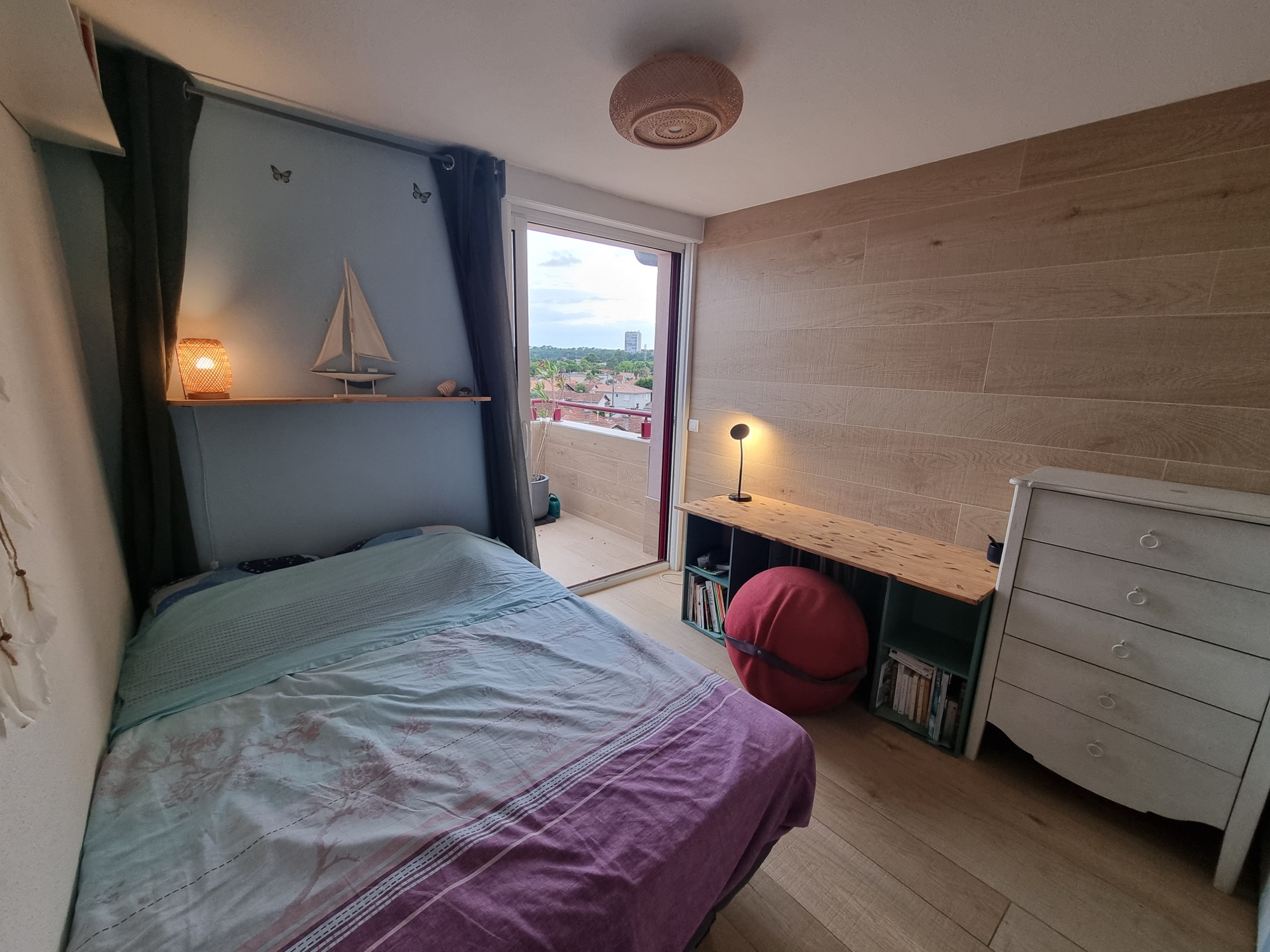 Chambre double avec vue vers le balcon