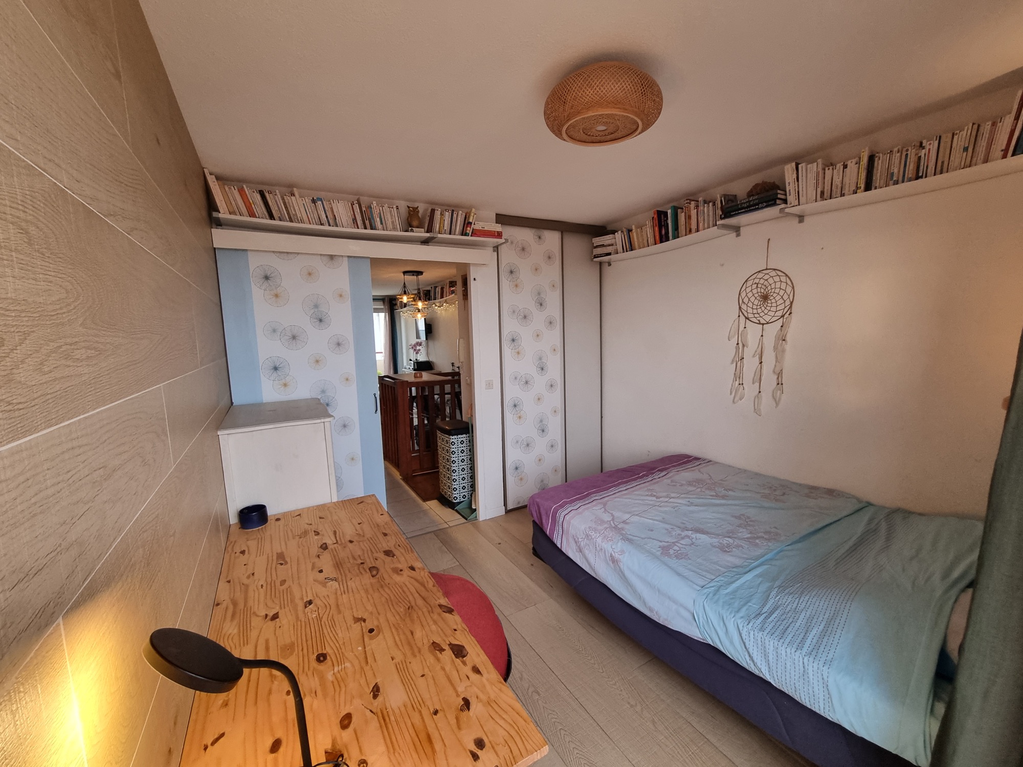 Bureau et rangements dans la chambre double
