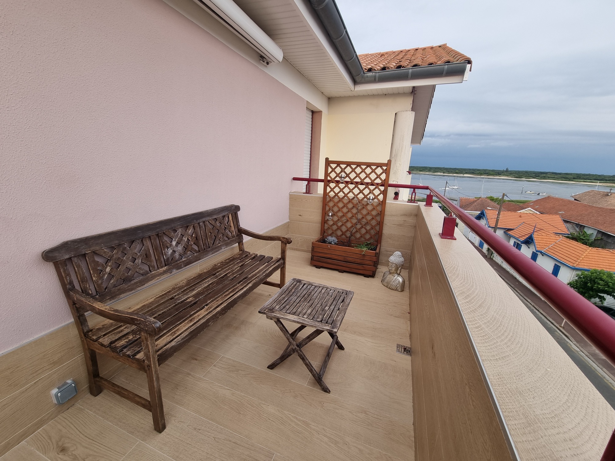 Coin détente sur la terrasse avec vue bassin