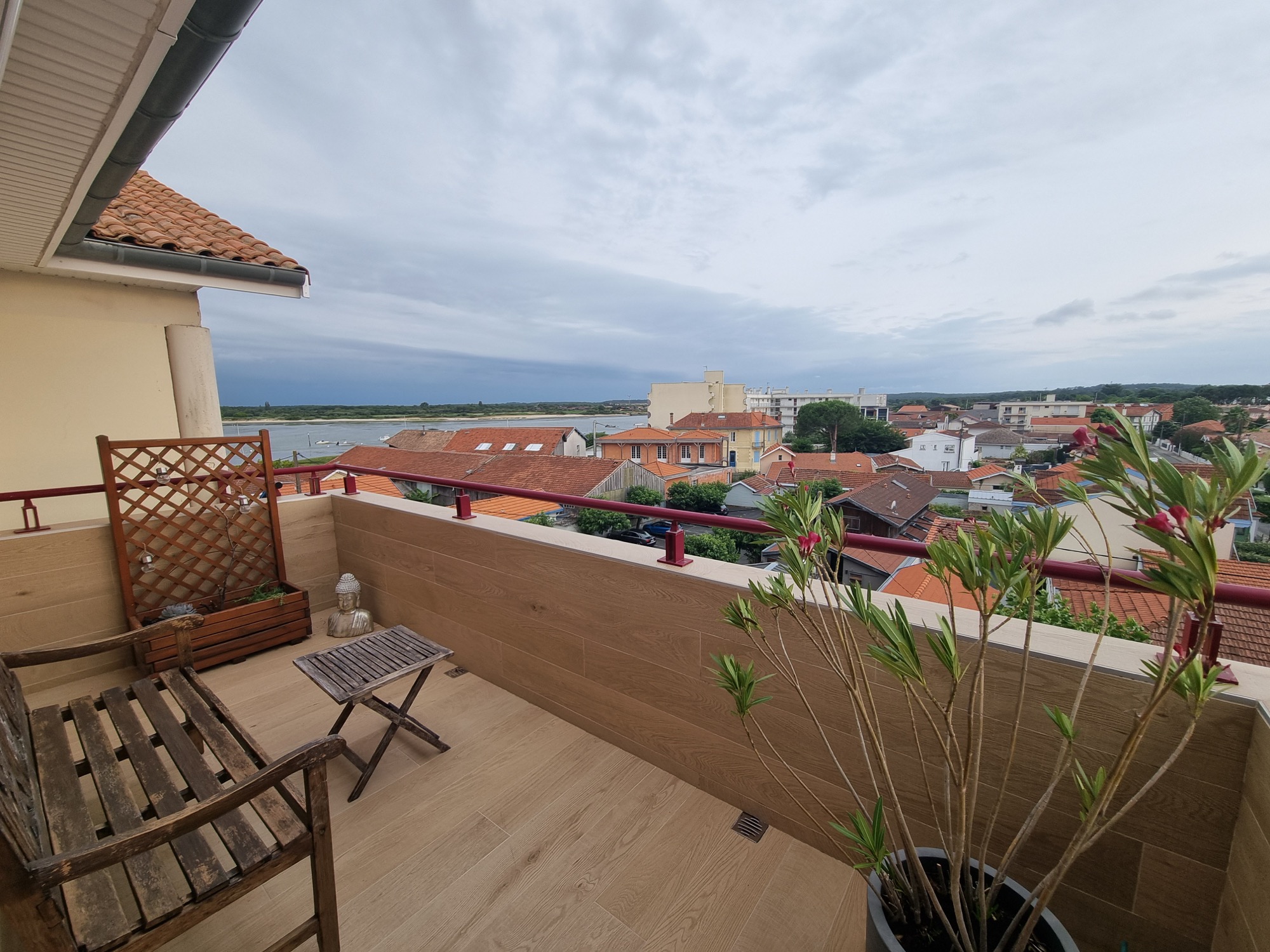 Terrasse avec vue vers le bassin