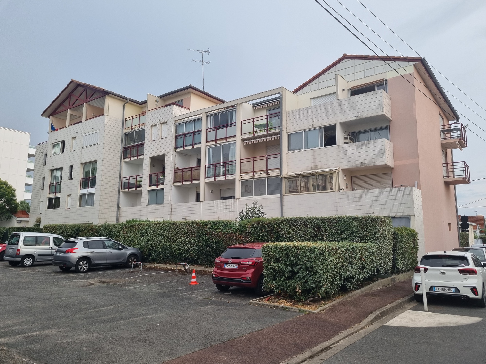 Façade de la résidence et parking