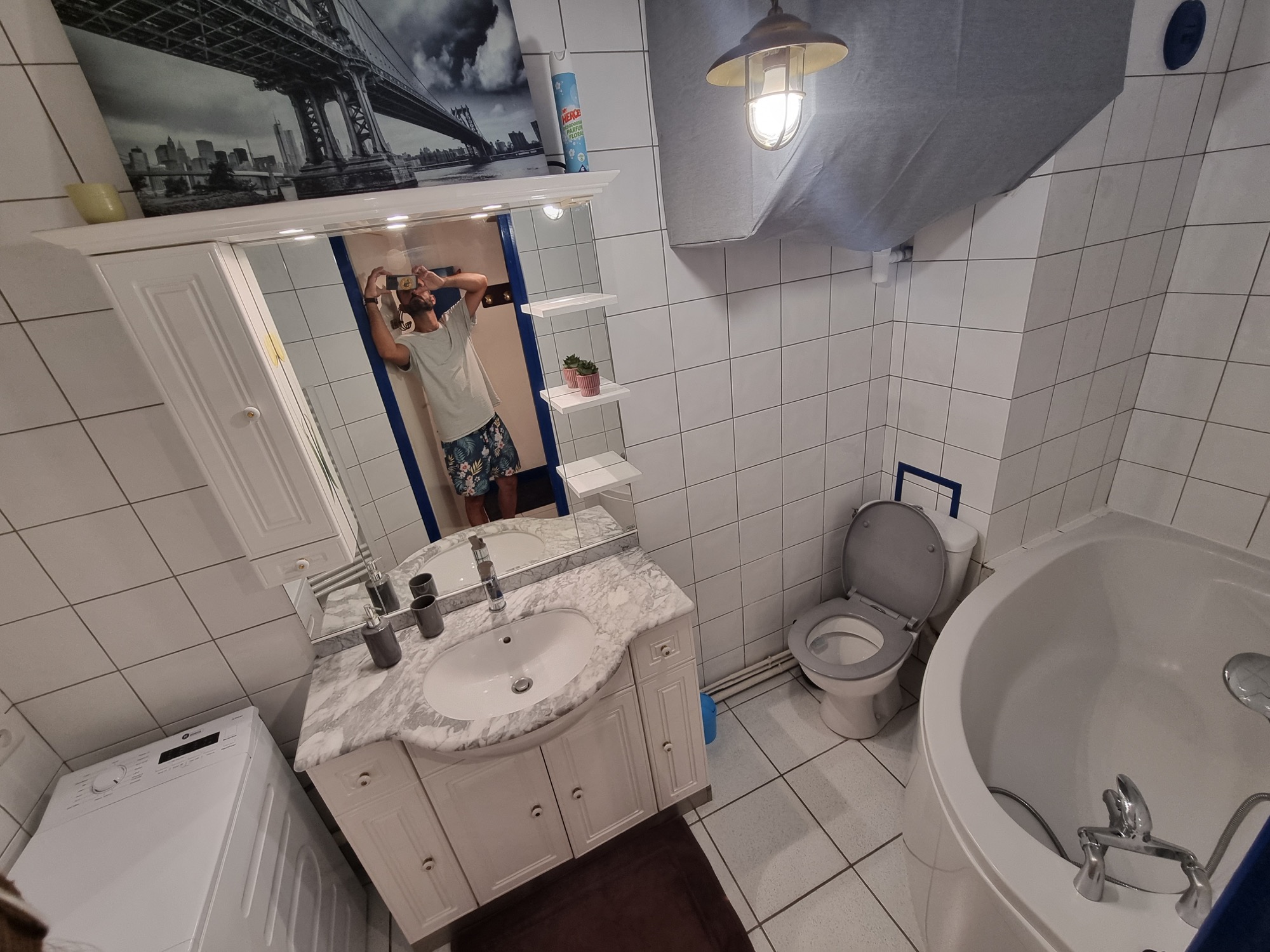 Salle de bain vue d'ensemble