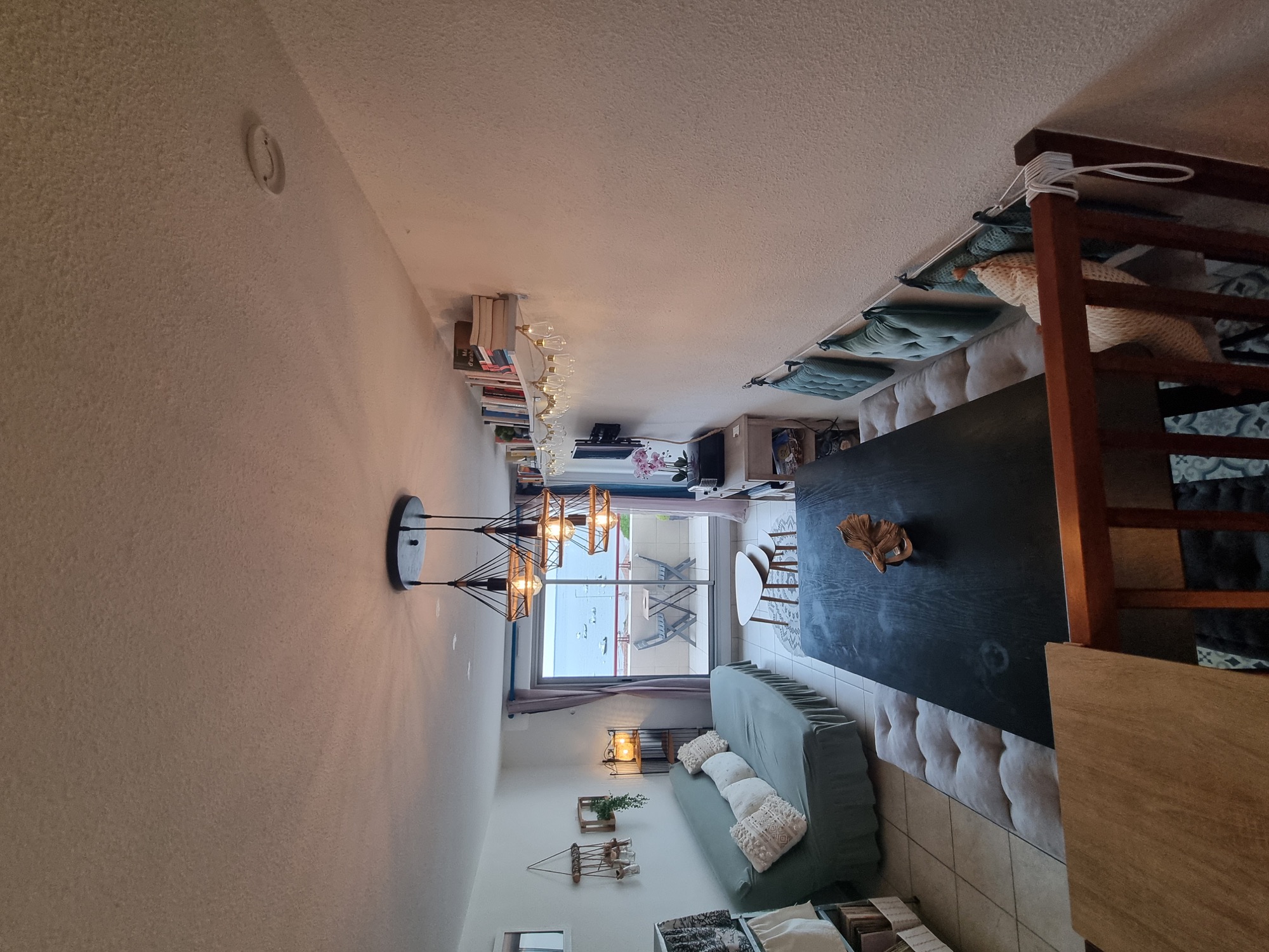 Séjour et espace repas avec vue bassin