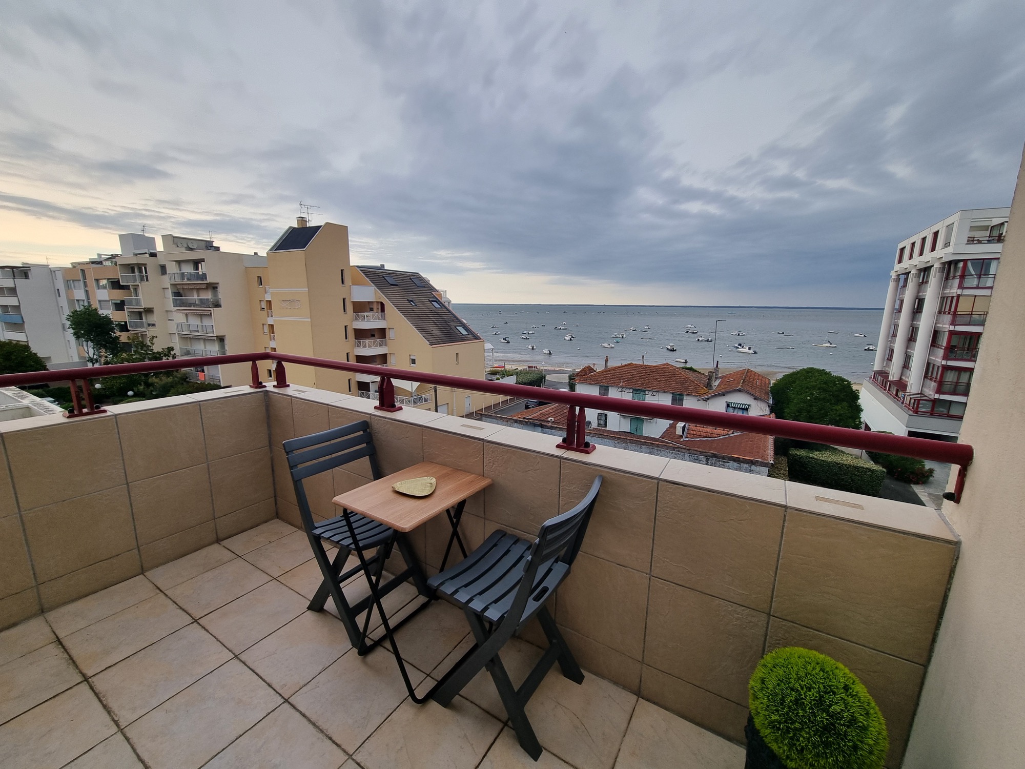 Vue panoramique sur le bassin depuis le balcon de l'appartement