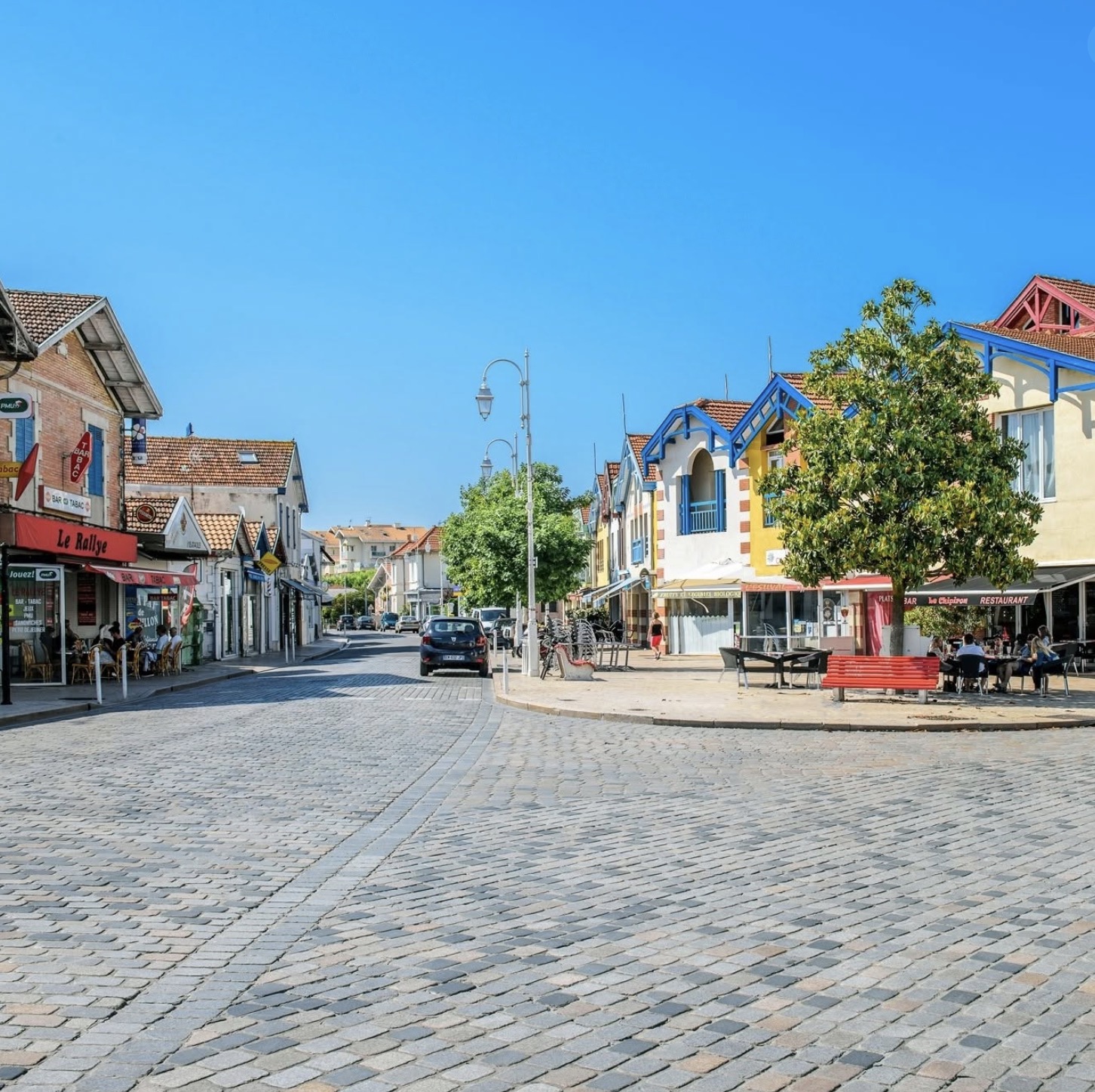Rue piétonne avec commerces et restaurants