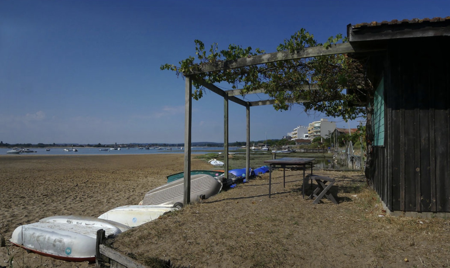Cabane et bateaux au bord de la plage