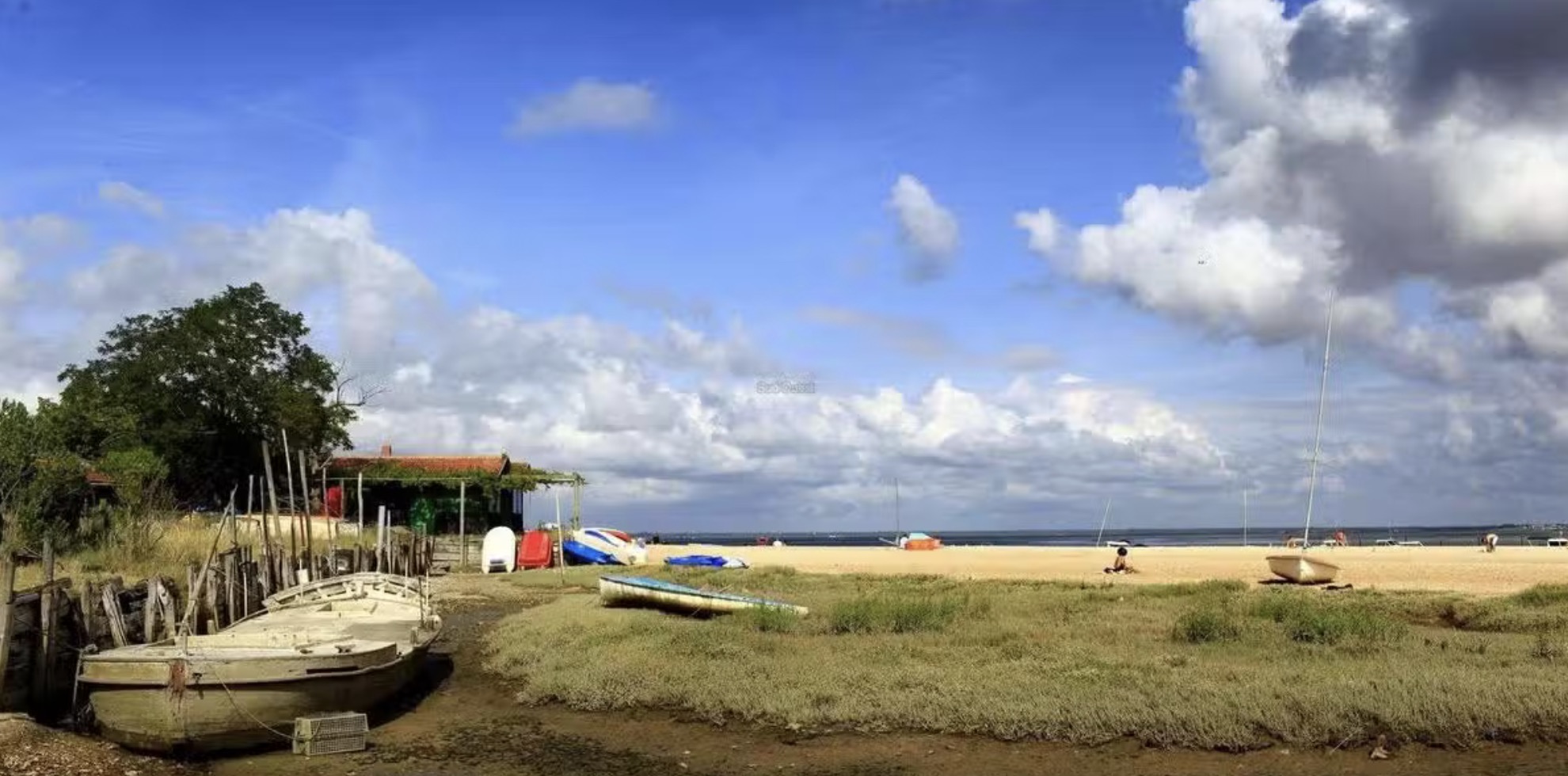 Cabanes, plage et bateaux dans le quartier de l'Aiguillon