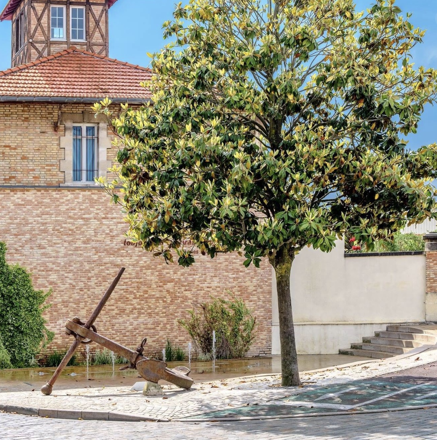 Place avec ancre dans le quartier de l'Aiguillon
